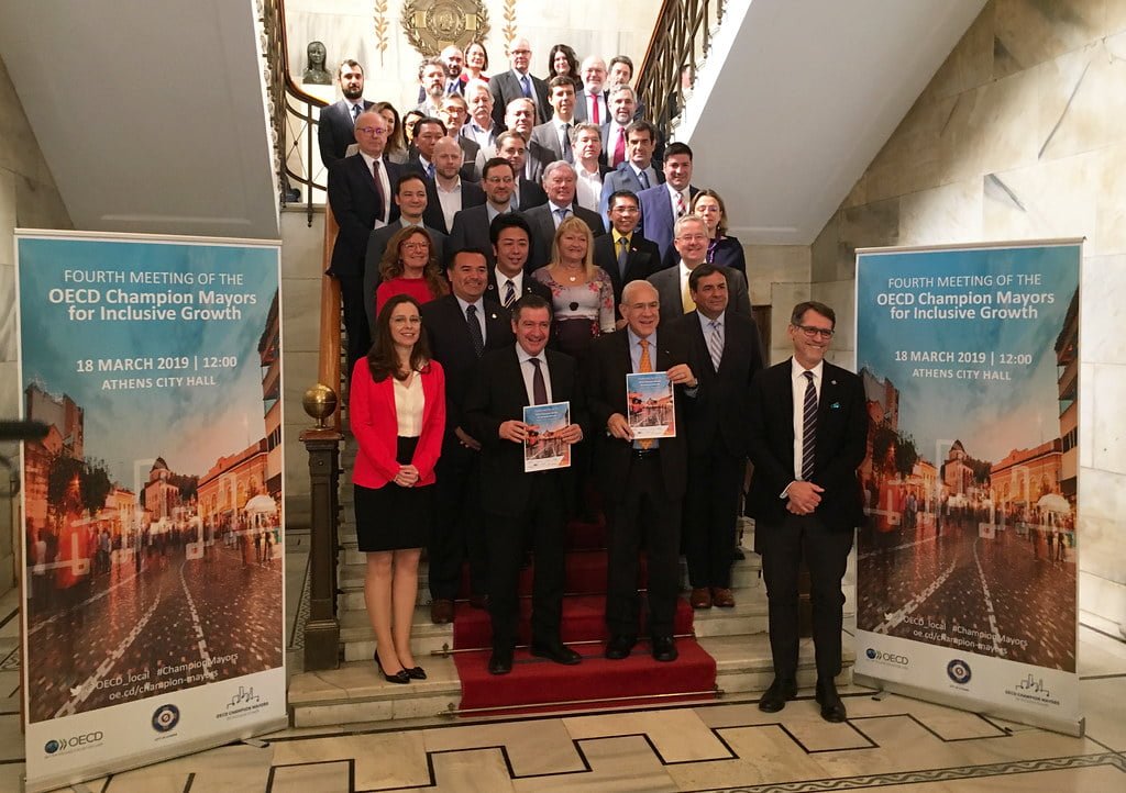 3162 when regional financial inequality is high the abundant tend to be more generous